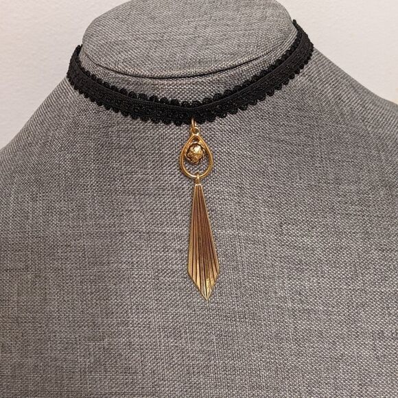 Vintage black thick material lace choker high quality good sized gold pendant - Picture 2 of 5